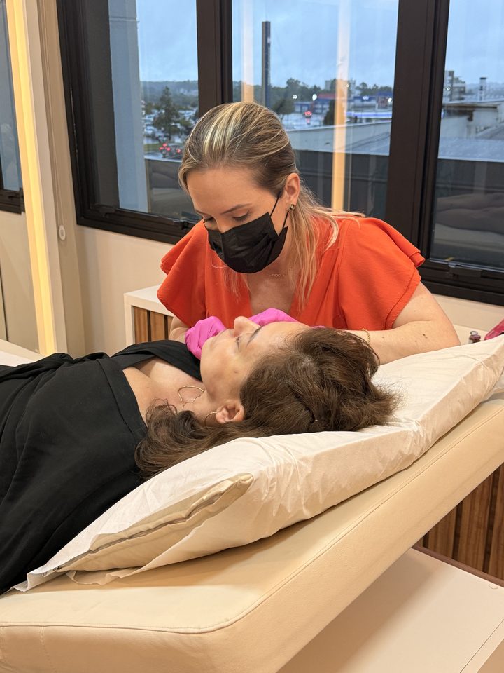 Sala de atendimento da Clínica Ornata, em Caxias do Sul, durante um procedimento estético facial