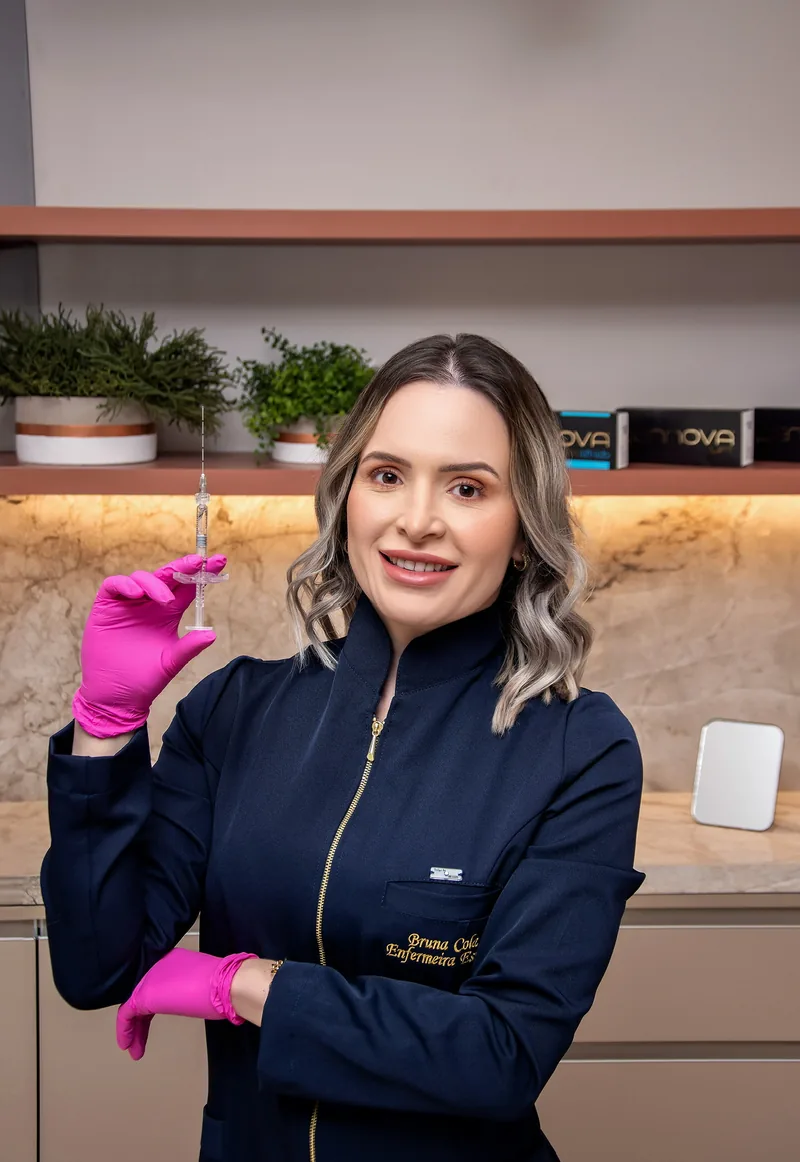 Bruna Colato realizando procedimento estético na Clínica Ornata
